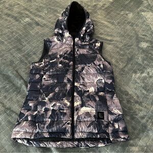 Lolë Hooded Down Puffer Vest Camo Duck Down Insulated‎ Lightweight Winter